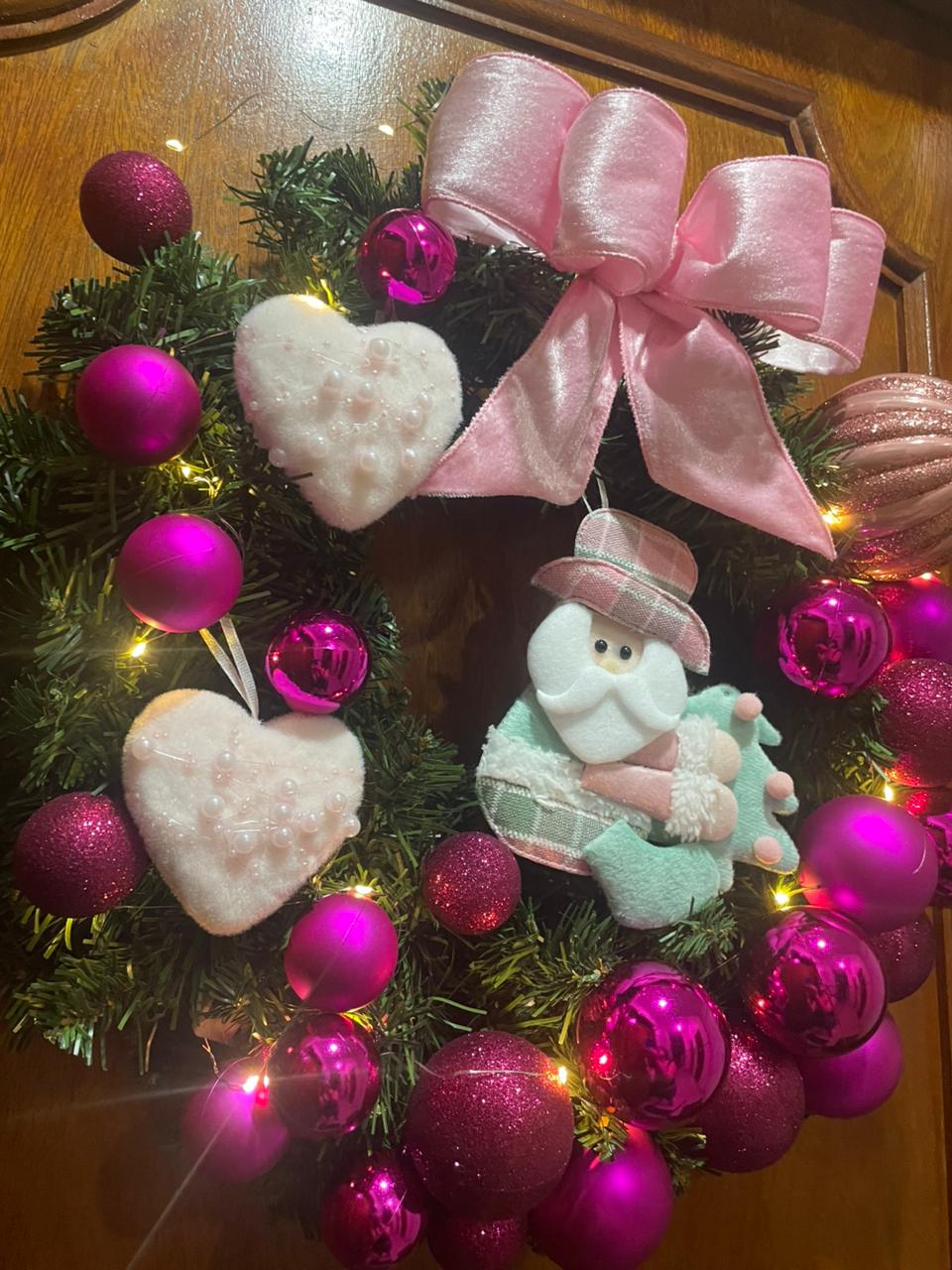 Guirlanda Natalina de Luxo, Verde com Bolas Rosas e Rosé, Laço Rosa, Decoração LED, 45 cm - RIKABUNI