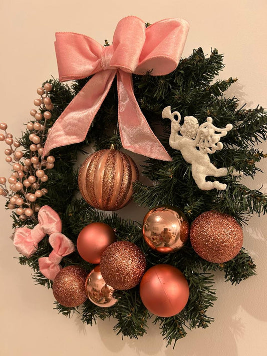 Guirlanda Natalina Decorativa com Cordão de Luz Fio de Fada LED  Verde com Enfeites Rosa e Rose Gold, Laço Rosa, 45 cm