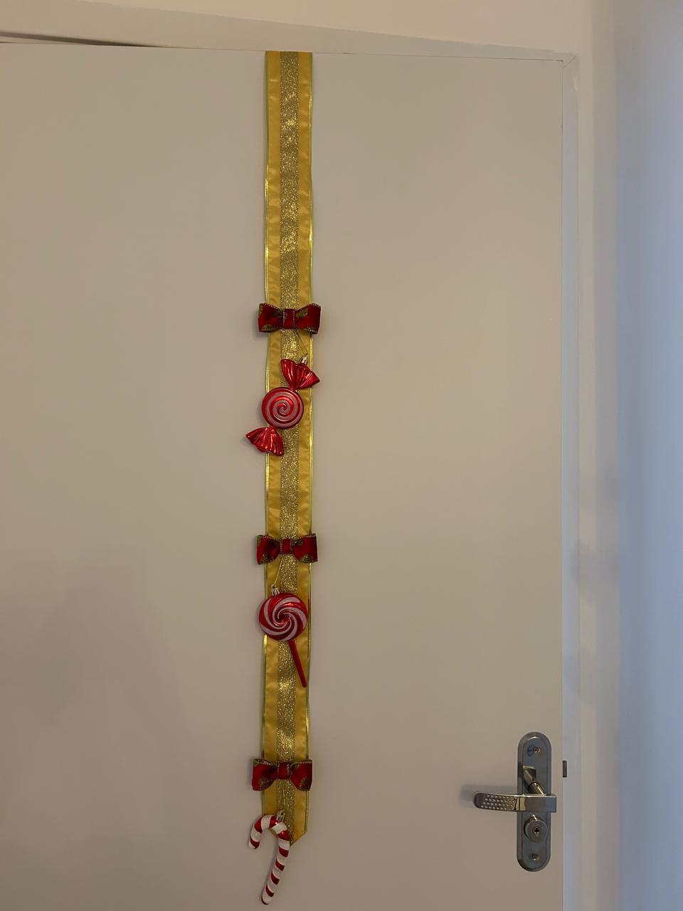 Escapulário de Porta  Fita Decorativa de Natal, Dourado e Vermelho,  com Flor de Natal e Papai Noel