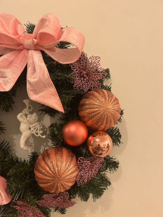 Guirlanda Natalina Decorativa, Verde com Detalhes em Rosa e Dourado, Laços e Enfeites Festivos - 45cm
