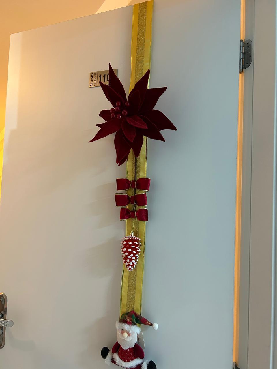 Escapulário de Porta  Fita Decorativa de Natal, Dourado e Vermelho,  com Flor de Natal e Papai Noel