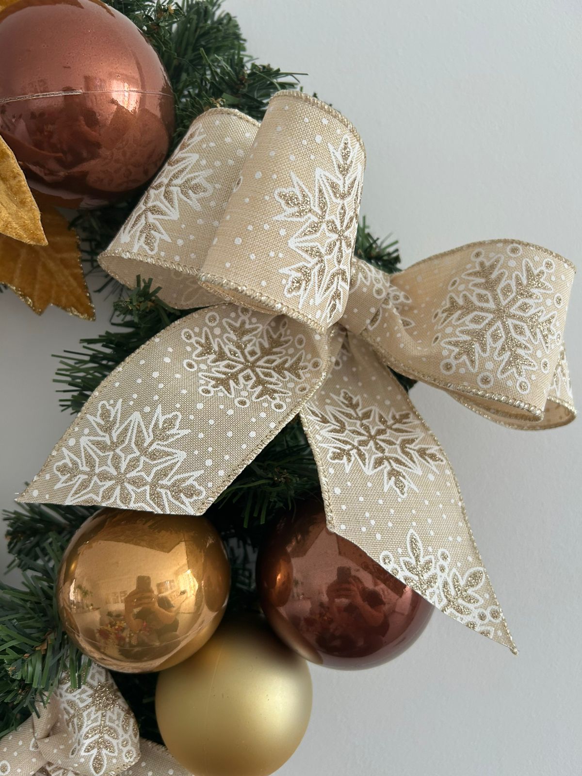 Guirlanda de Natal Verde com Detalhes Dourado e Marrom – 45cm