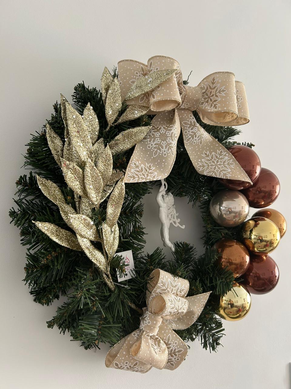Guirlanda Natalina Decorativa, 45 cm, Verde com Bolas Douradas e Marrons, Laço Bege e Dourado - 45 cm
