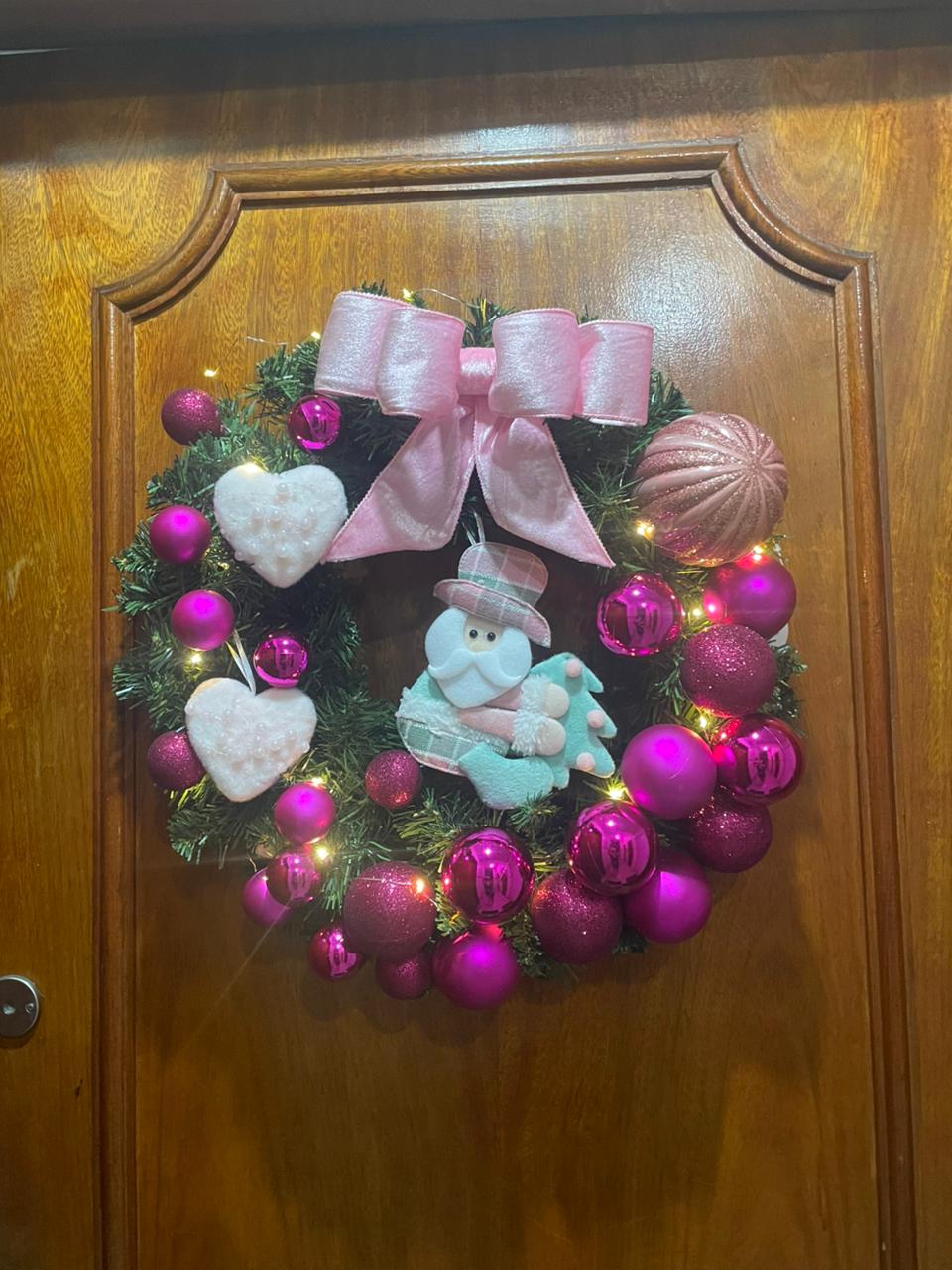Guirlanda Natalina de Luxo, Verde com Bolas Rosas e Rosé, Laço Rosa, Decoração LED, 45 cm - RIKABUNI