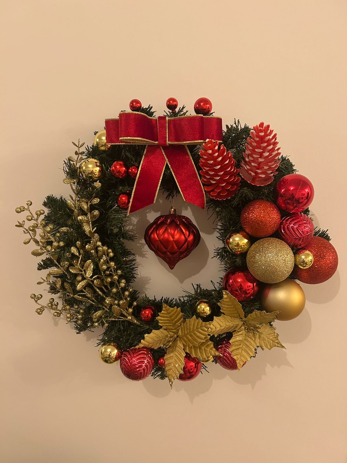 Guirlanda Natalina Decorativa, Verde com Enfeites Vermelhos e Dourados, Bolas e Laço Vermelho, 45 cm