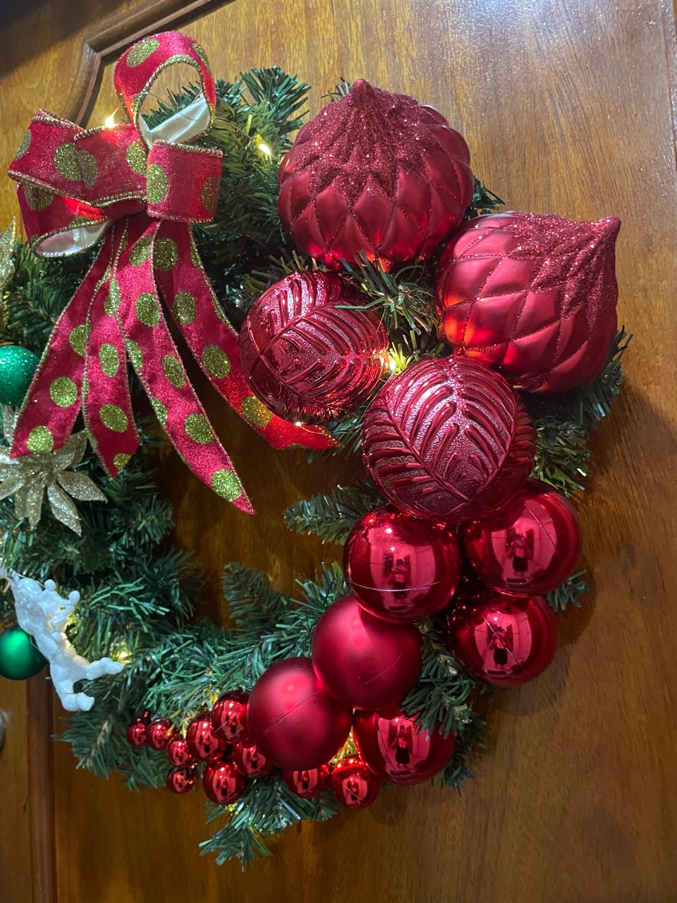 Guirlanda Natalina Decorativa, 45 cm, Verde com Enfeites Vermelhos e Dourados, Cordão de Luz Fio de Fada Led Bolas, Laço