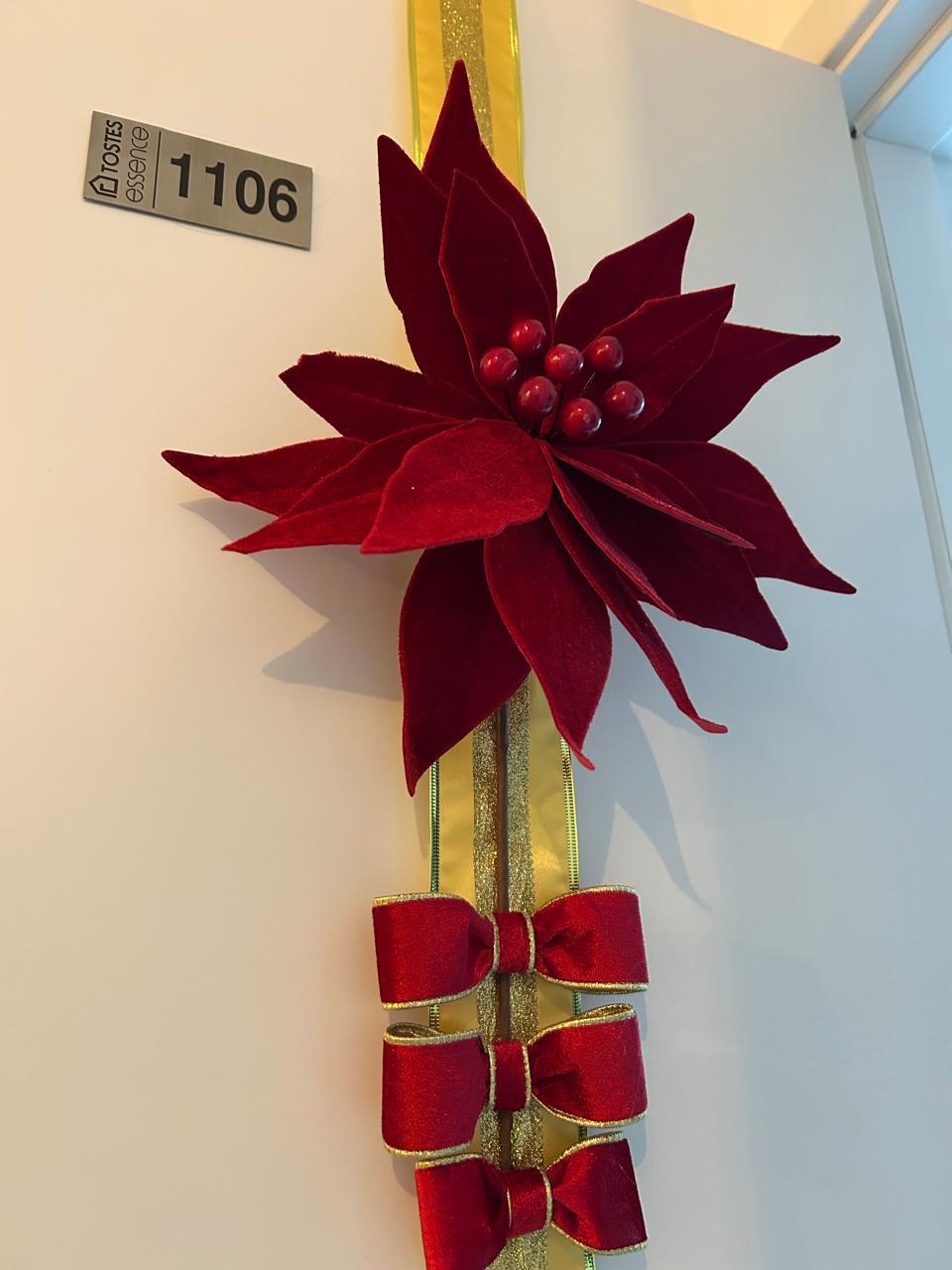 Escapulário de Porta  Fita Decorativa de Natal, Dourado e Vermelho,  com Flor de Natal e Papai Noel