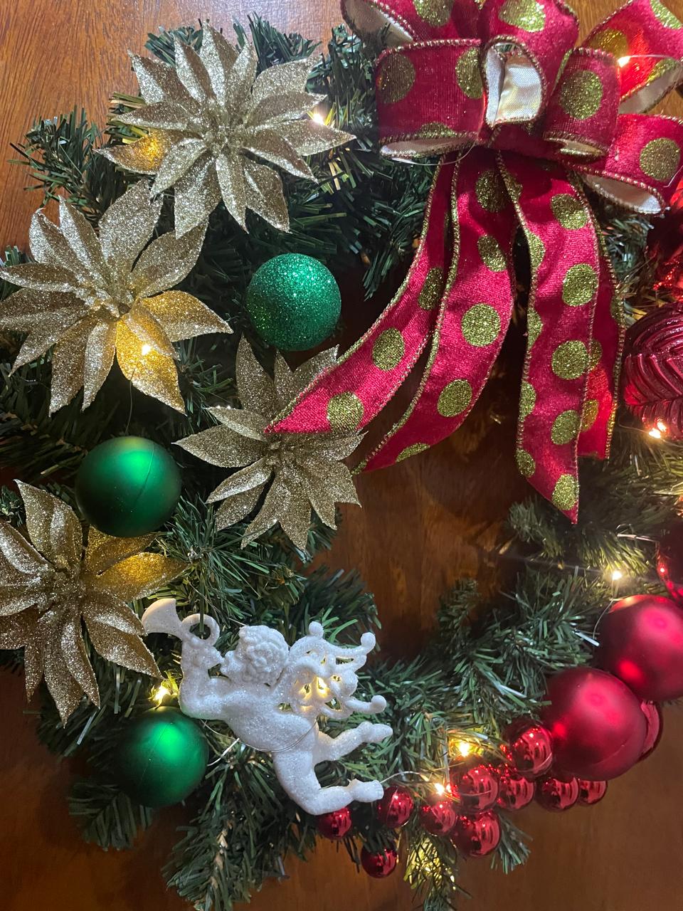 Guirlanda Natalina Decorativa, 45 cm, Verde com Enfeites Vermelhos e Dourados, Cordão de Luz Fio de Fada Led Bolas, Laço