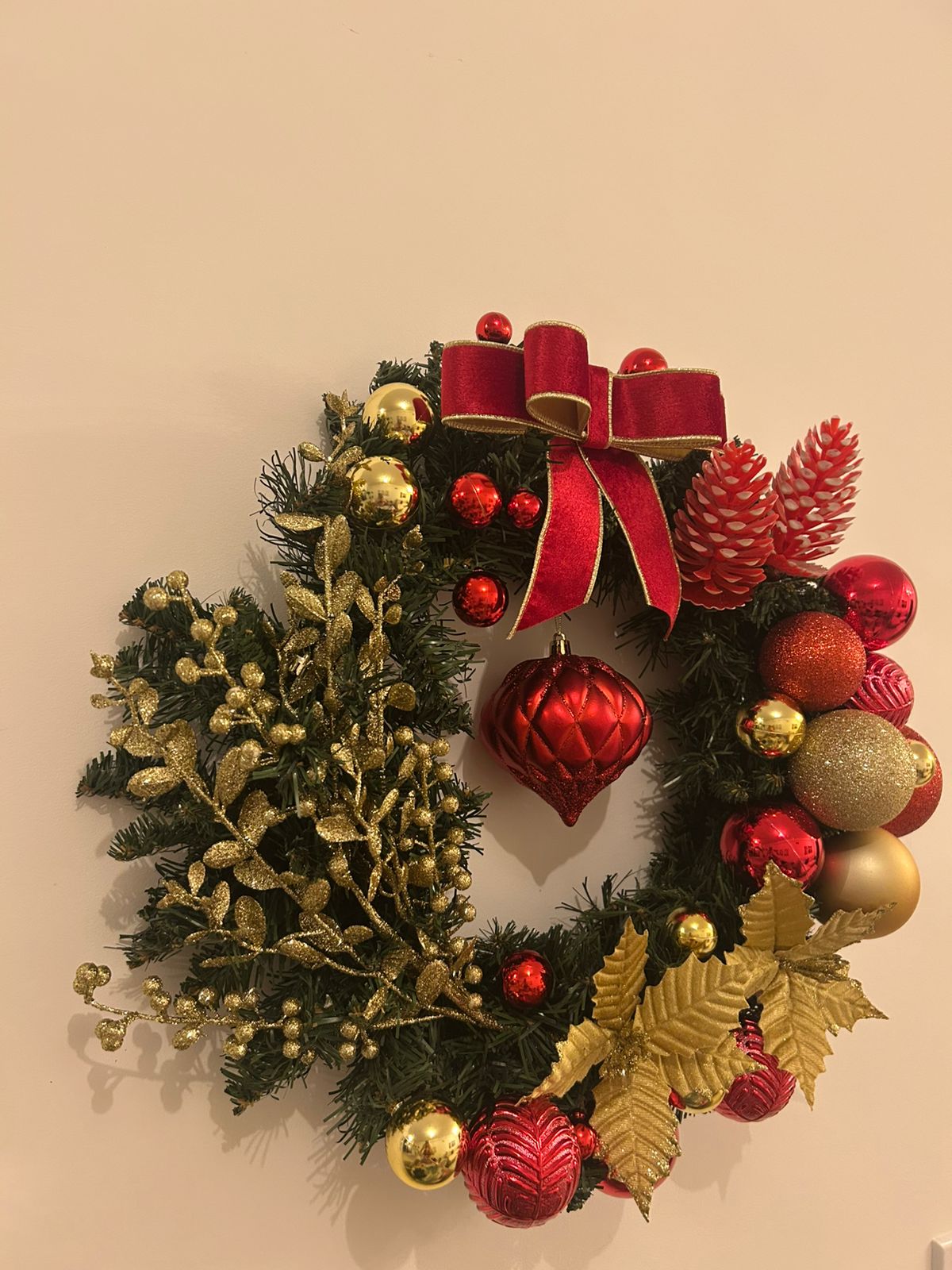 Guirlanda Natalina Decorativa, Verde com Enfeites Vermelhos e Dourados, Bolas e Laço Vermelho, 45 cm