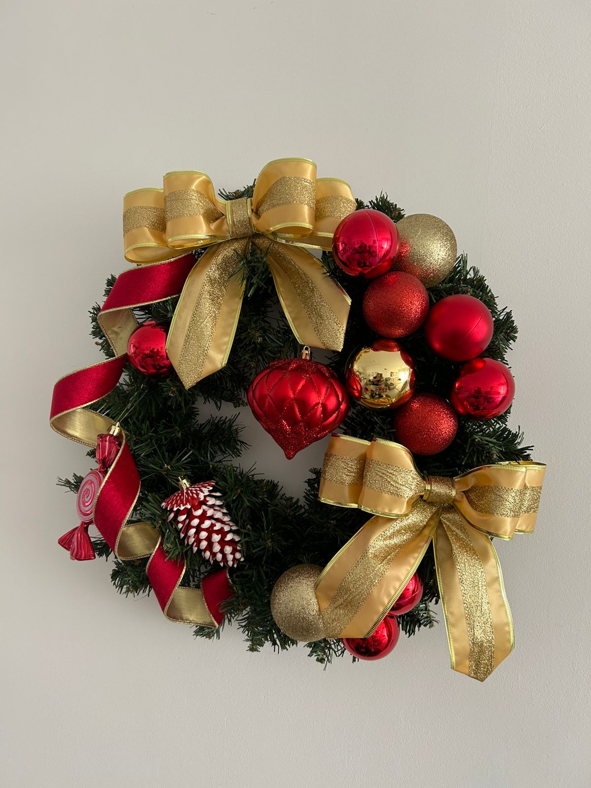 Guirlanda de Natal Luxo Verde com Laços e Bolas Vermelhos e Dourados – 45cm