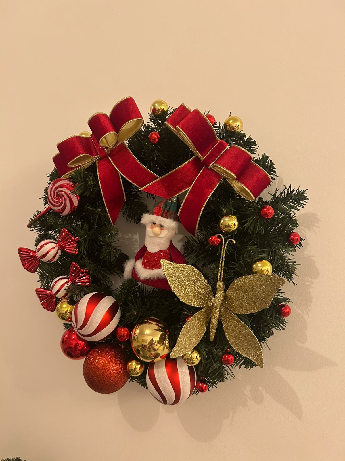 Guirlanda Natalina Decorativa, 45 cm, Verde com Laço Vermelho e Dourado, Bolas e Enfeites Festivos