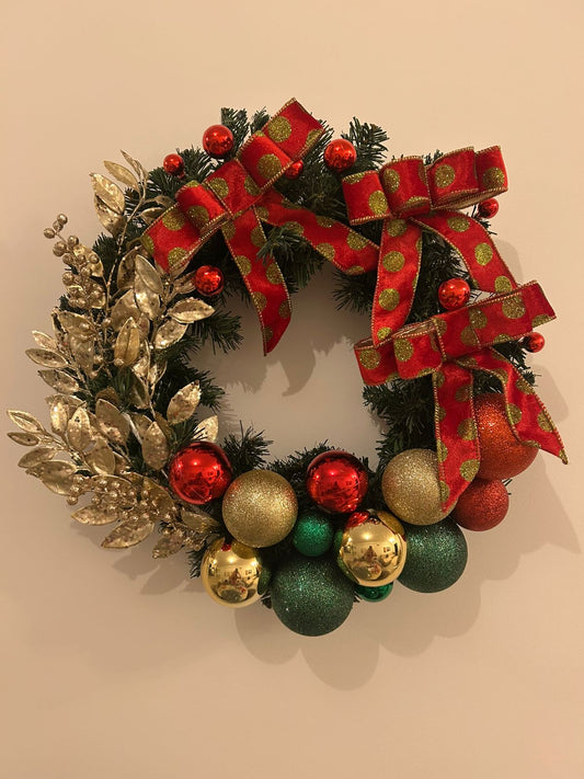 Guirlanda Natalina Decorativa, 45 cm, Verde com Enfeites Dourados e Vermelhos, Laço Vermelho com Bolinhas Douradas