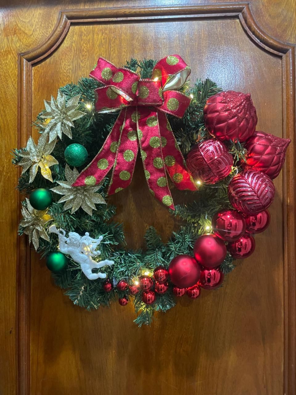 Guirlanda Natalina Decorativa, 45 cm, Verde com Enfeites Vermelhos e Dourados, Cordão de Luz Fio de Fada Led Bolas, Laço