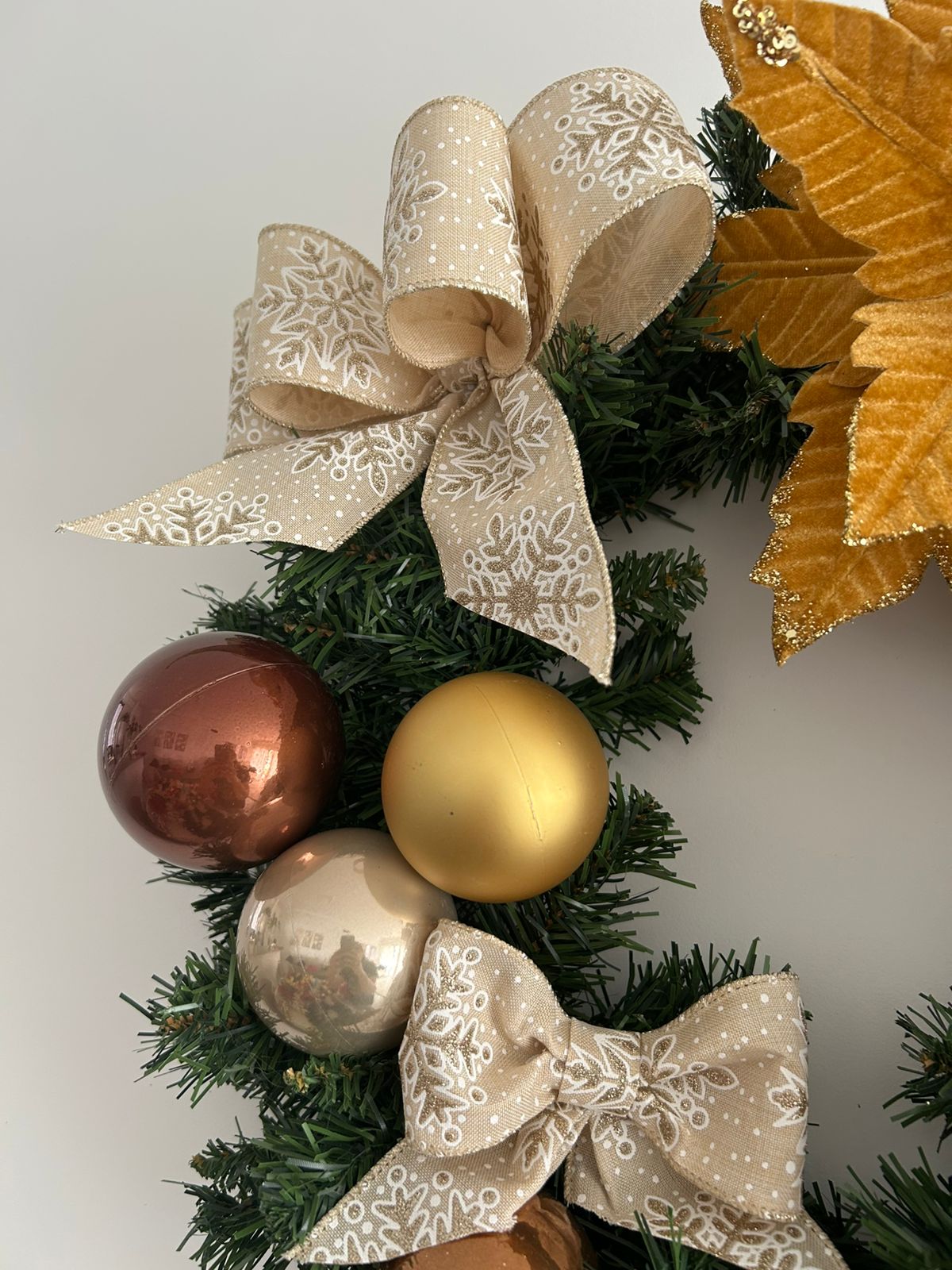 Guirlanda de Natal Verde com Detalhes Dourado e Marrom – 45cm