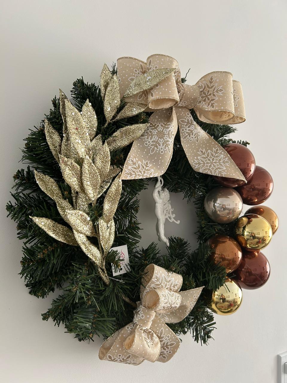 Guirlanda Natalina Decorativa, 45 cm, Verde com Bolas Douradas e Marrons, Laço Bege e Dourado - 45 cm