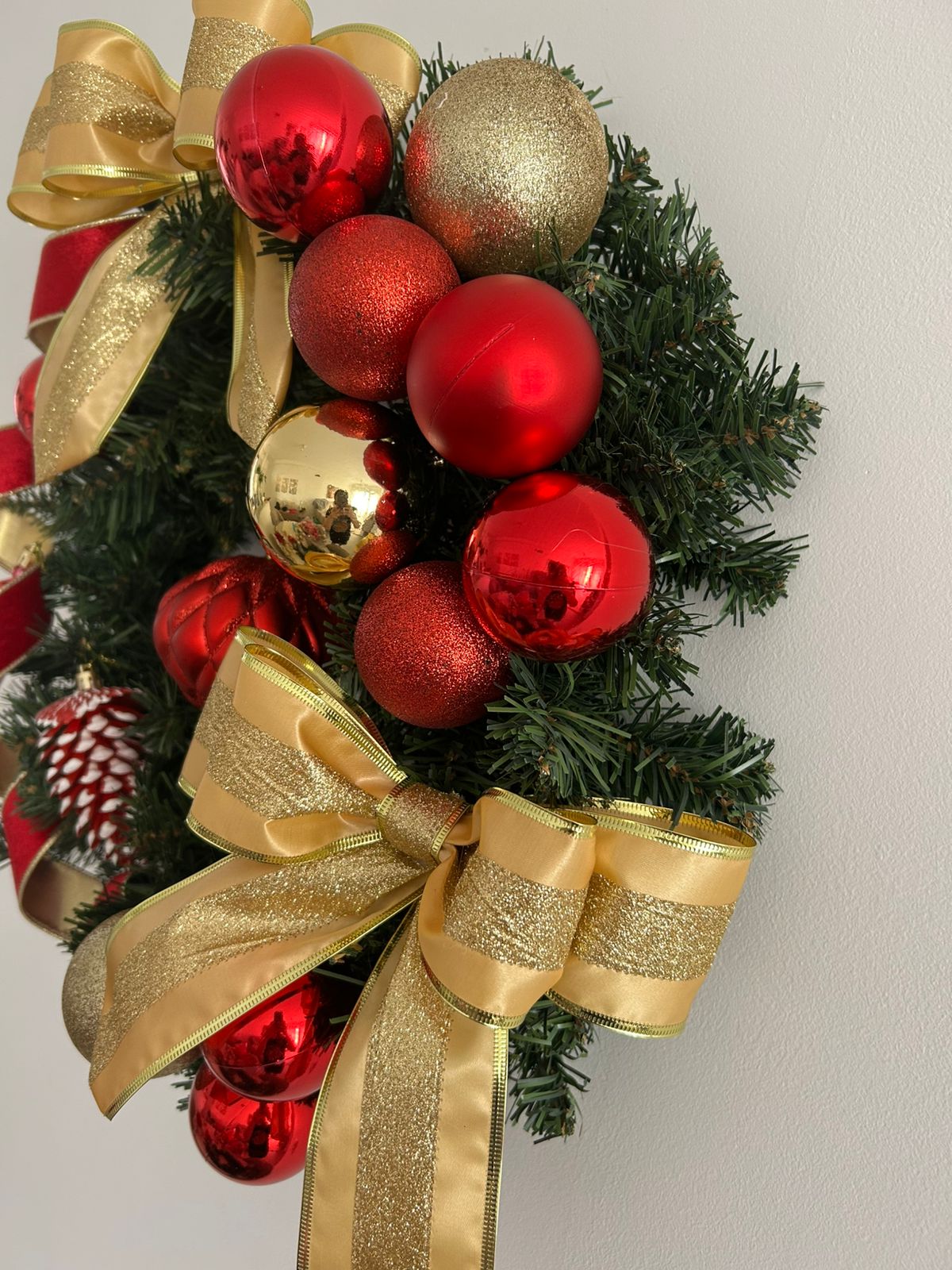 Guirlanda de Natal Luxo Verde com Laços e Bolas Vermelhos e Dourados – 45cm