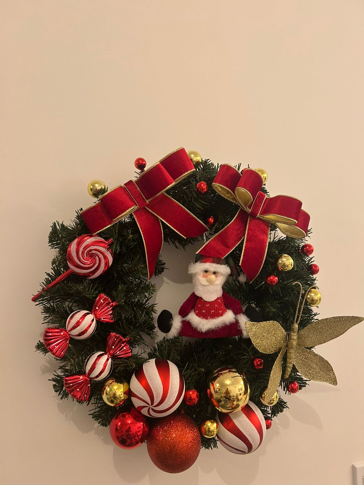 Guirlanda Natalina Decorativa, 45 cm, Verde com Laço Vermelho e Dourado, Bolas e Enfeites Festivos