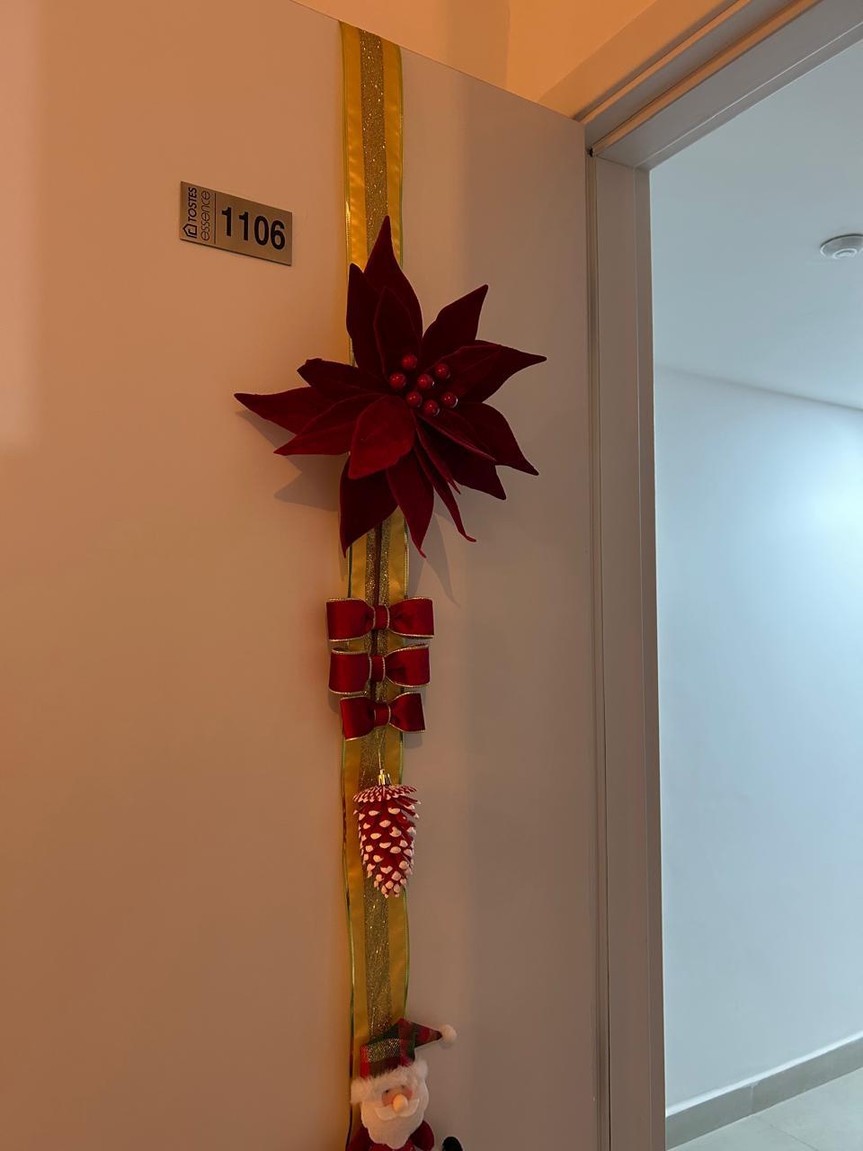 Escapulário de Porta  Fita Decorativa de Natal, Dourado e Vermelho,  com Flor de Natal e Papai Noel