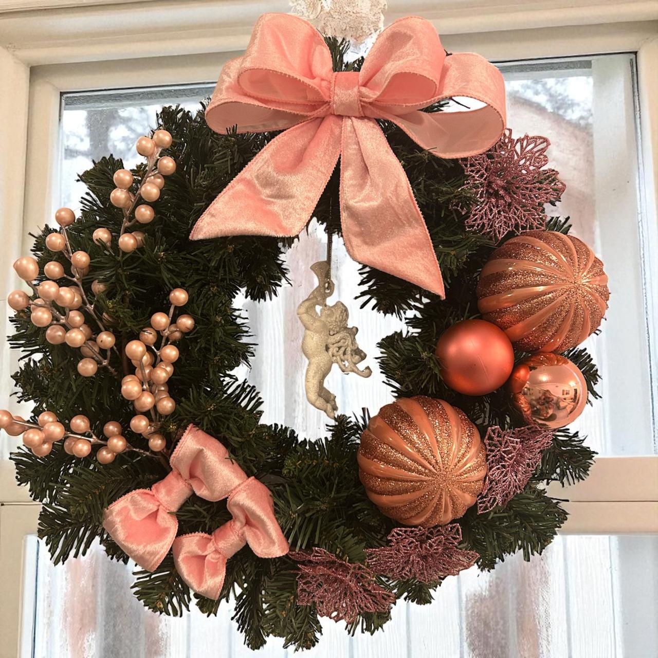 Guirlanda Natalina Decorativa, Verde com Detalhes em Rosa e Dourado, Laços e Enfeites Festivos - 45cm