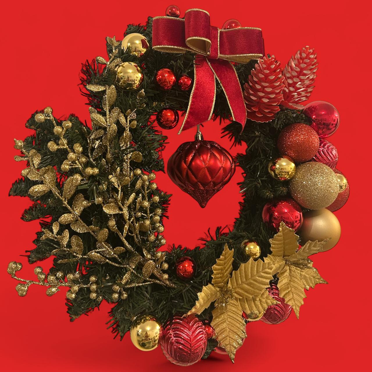 Guirlanda Natalina Decorativa, Verde com Enfeites Vermelhos e Dourados, Bolas e Laço Vermelho, 45 cm
