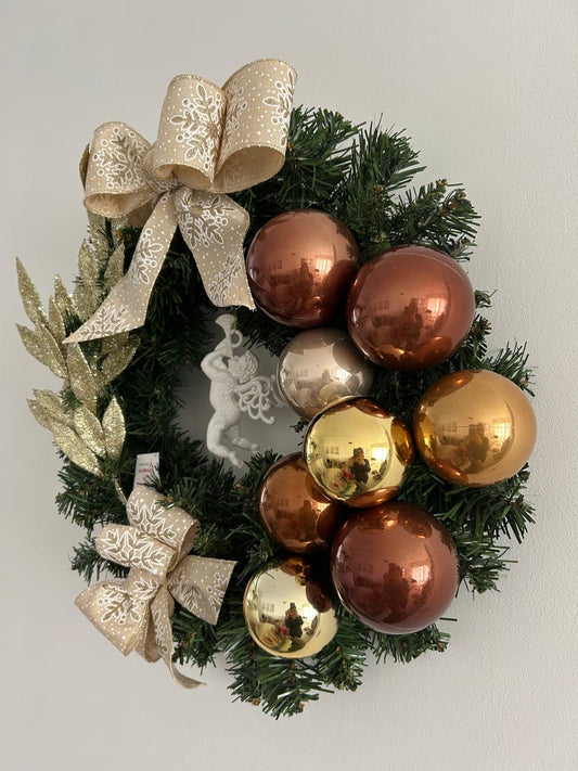 Guirlanda Natalina Decorativa, 45 cm, Verde com Bolas Douradas e Marrons, Laço Bege e Dourado - 45 cm