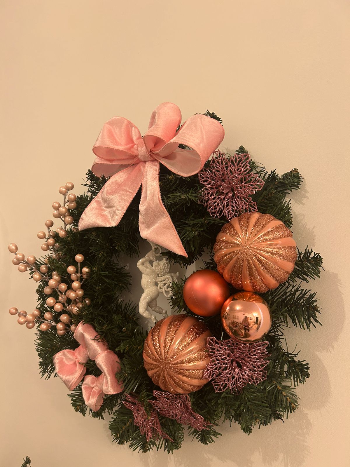 Guirlanda Natalina Decorativa, Verde com Detalhes em Rosa e Dourado, Laços e Enfeites Festivos - 45cm