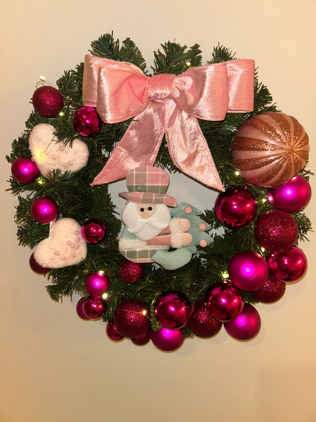 Guirlanda Natalina de Luxo, Verde com Bolas Rosas e Rosé, Laço Rosa, Decoração LED, 45 cm - RIKABUNI