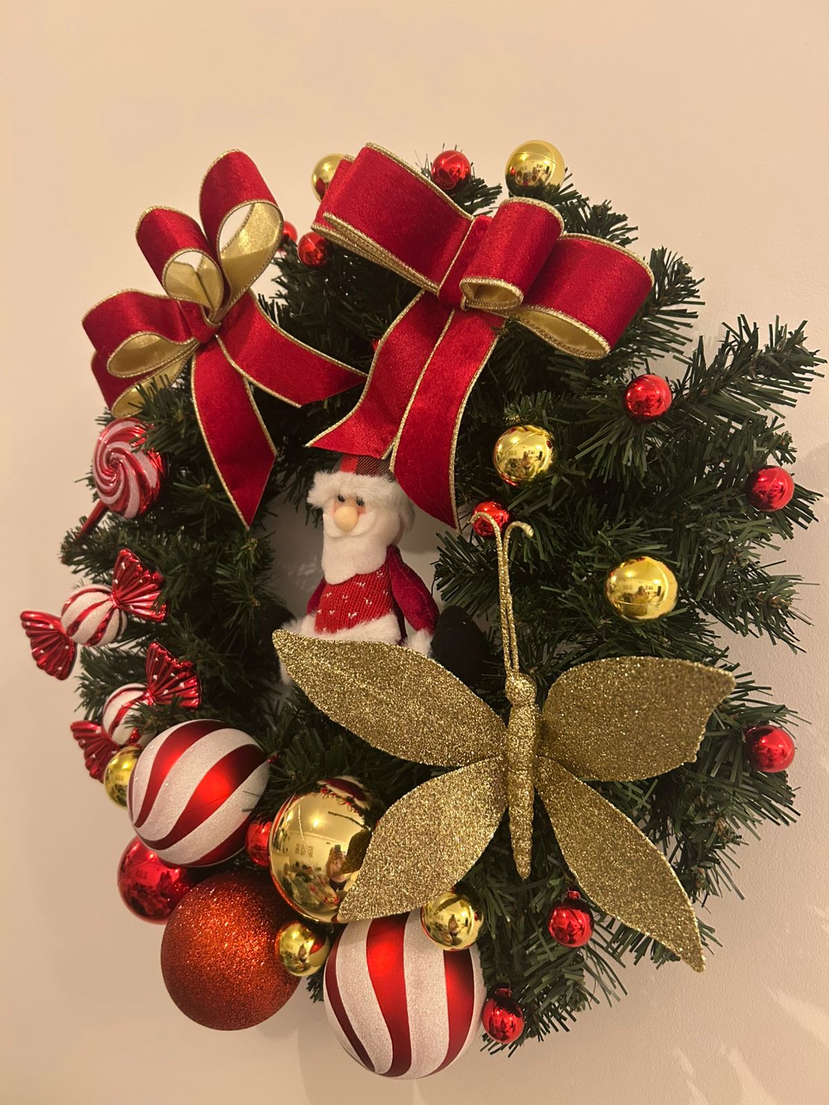 Guirlanda Natalina Decorativa, 45 cm, Verde com Laço Vermelho e Dourado, Bolas e Enfeites Festivos