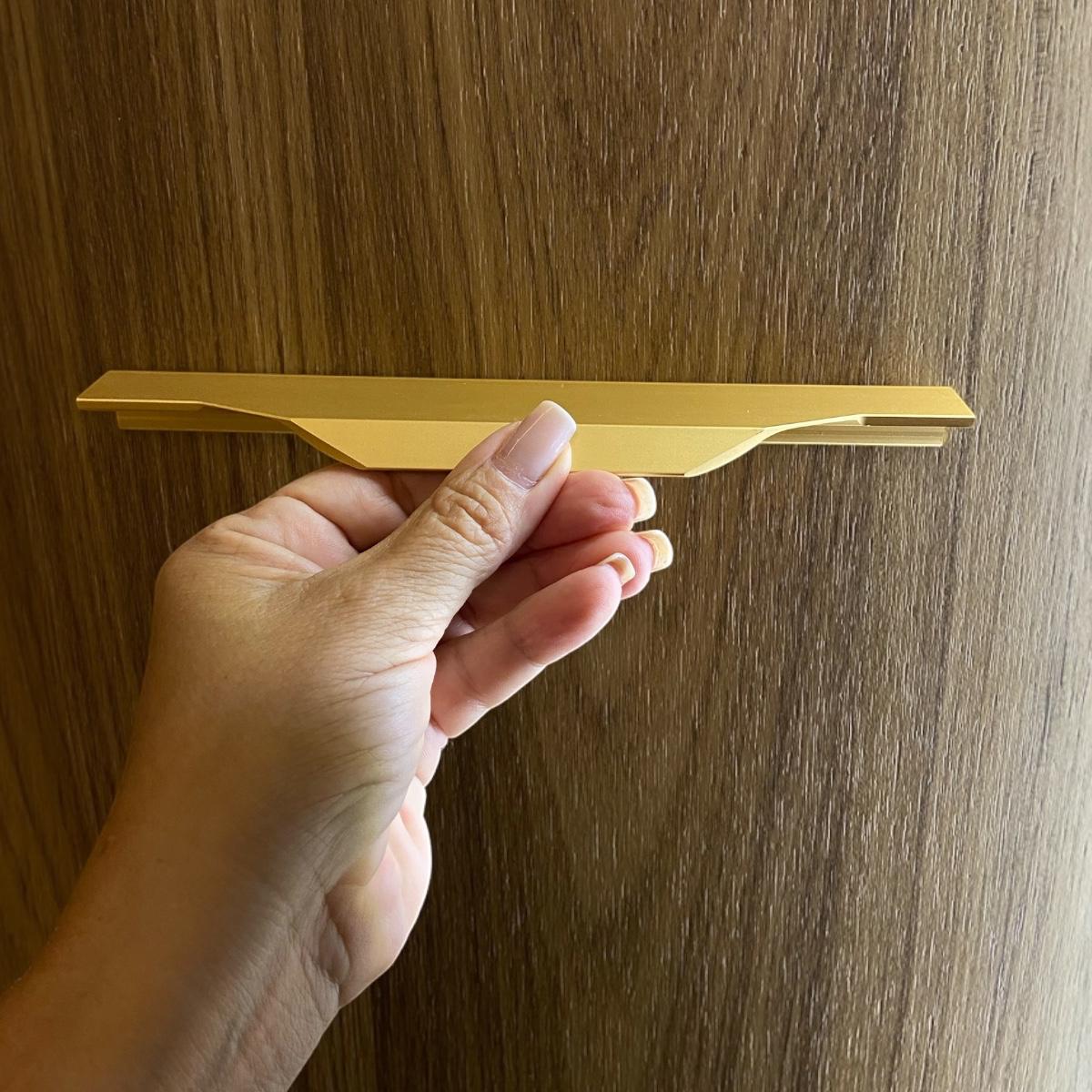 Kit 8 Peças Perfil Puxador Slim Alumínio Para Móveis 20 cm Cor Dourada -RIKABUNI