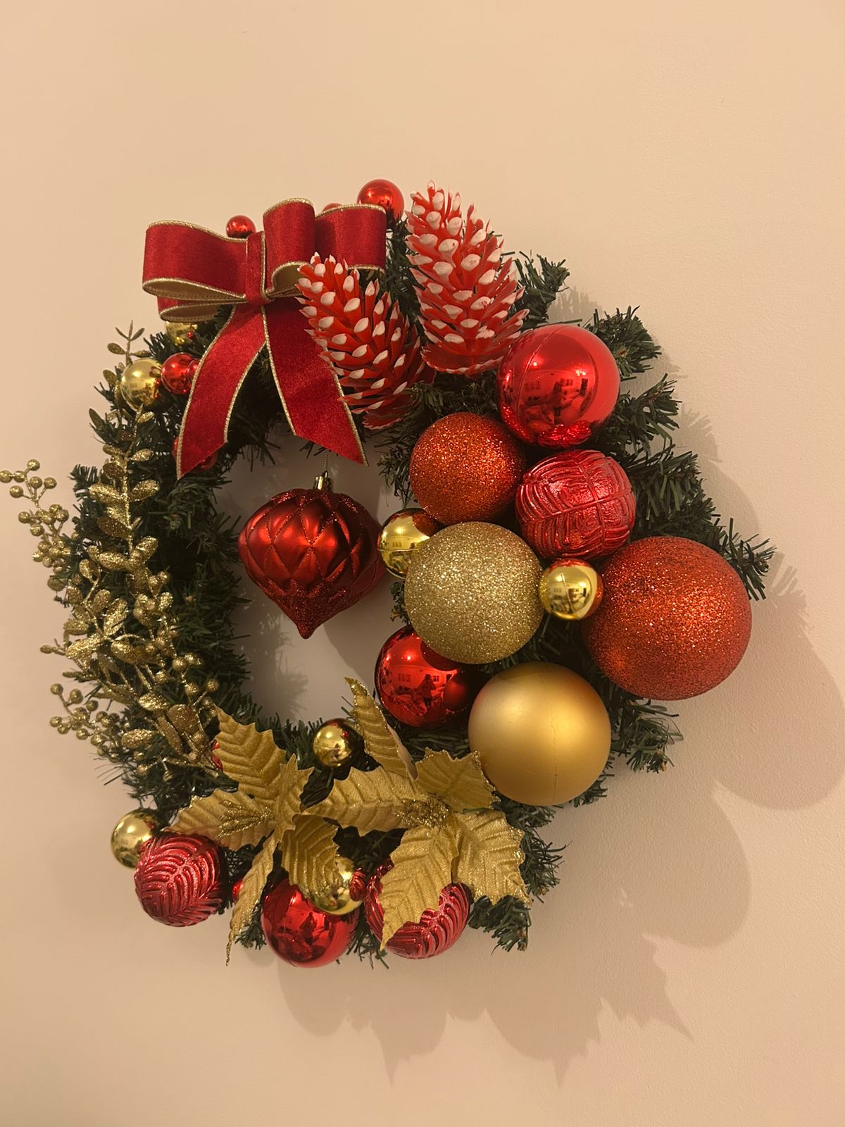 Guirlanda Natalina Decorativa, Verde com Enfeites Vermelhos e Dourados, Bolas e Laço Vermelho, 45 cm