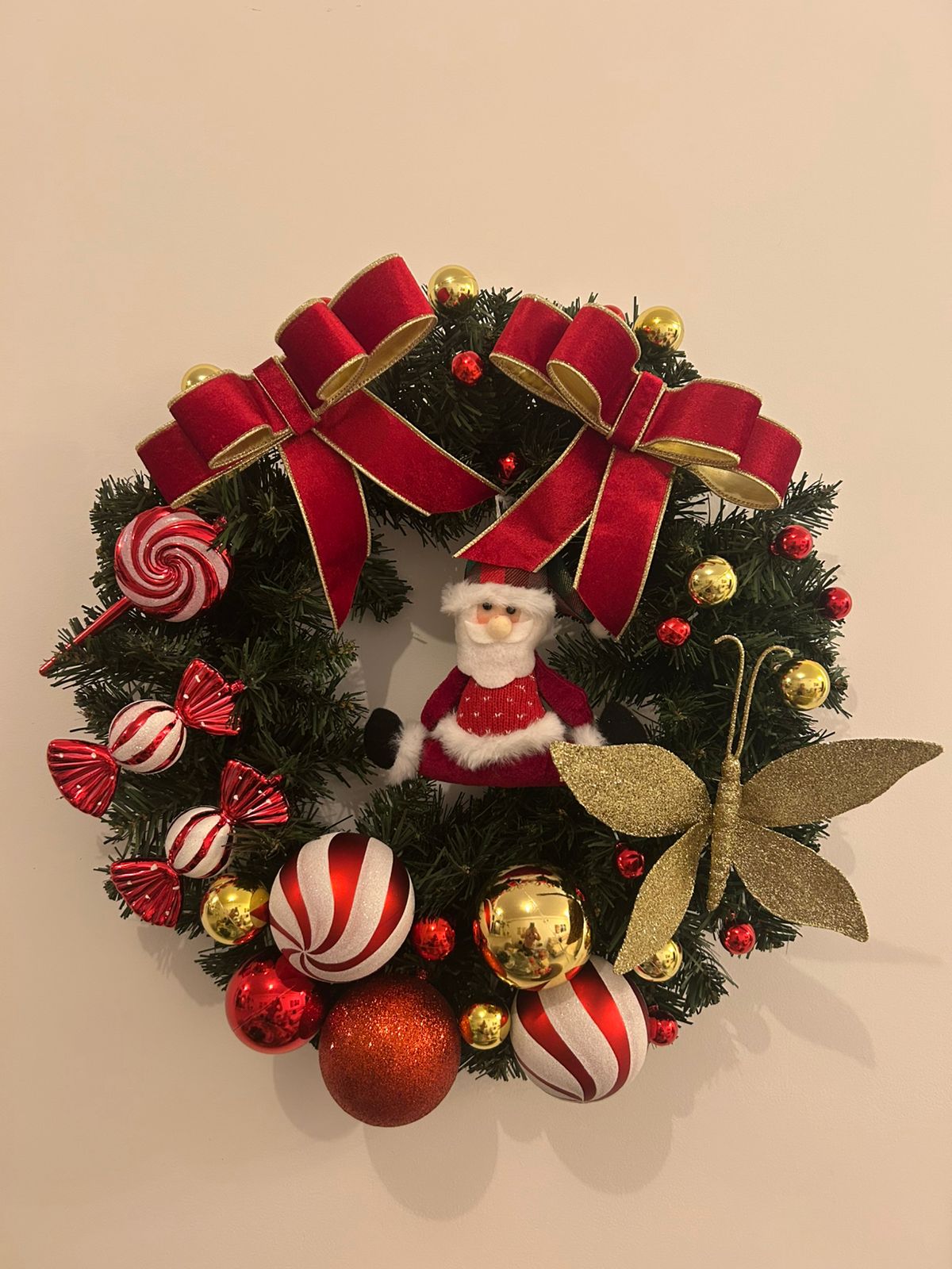 Guirlanda Natalina Decorativa, 45 cm, Verde com Laço Vermelho e Dourado, Bolas e Enfeites Festivos