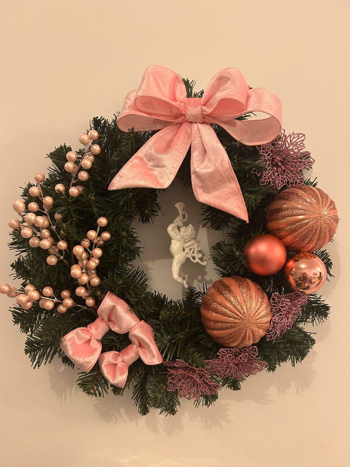 Guirlanda Natalina Decorativa, Verde com Detalhes em Rosa e Dourado, Laços e Enfeites Festivos - 45cm