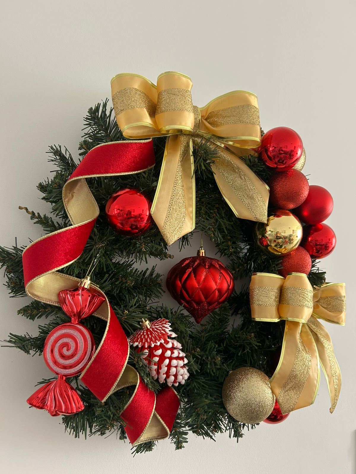 Guirlanda de Natal Luxo Verde com Laços e Bolas Vermelhos e Dourados – 45cm