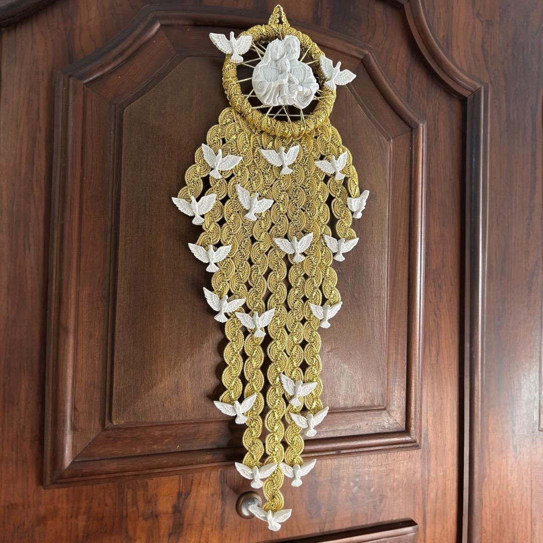 Escapulário Enfeite de Porta Espírito Santo e Sagrada Família Dourado Católico 45x27cm