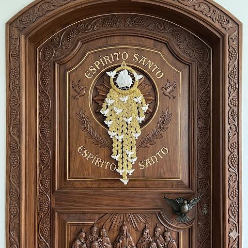 Escapulário Enfeite de Porta Espírito Santo e Sagrada Família Dourado Católico 45x27cm