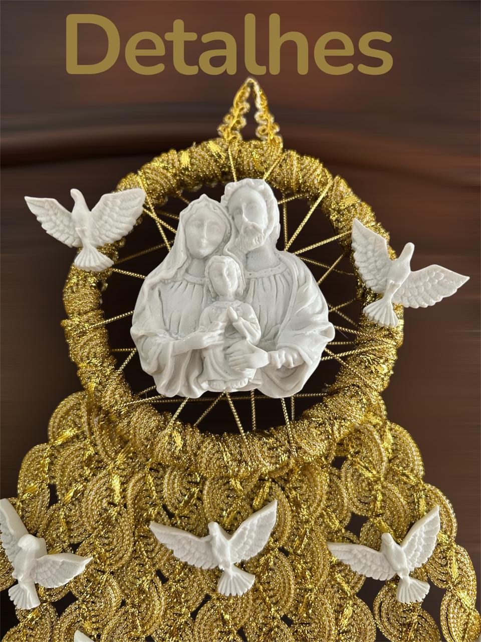 Escapulário Enfeite de Porta Espírito Santo e Sagrada Família Dourado Católico 45x27cm