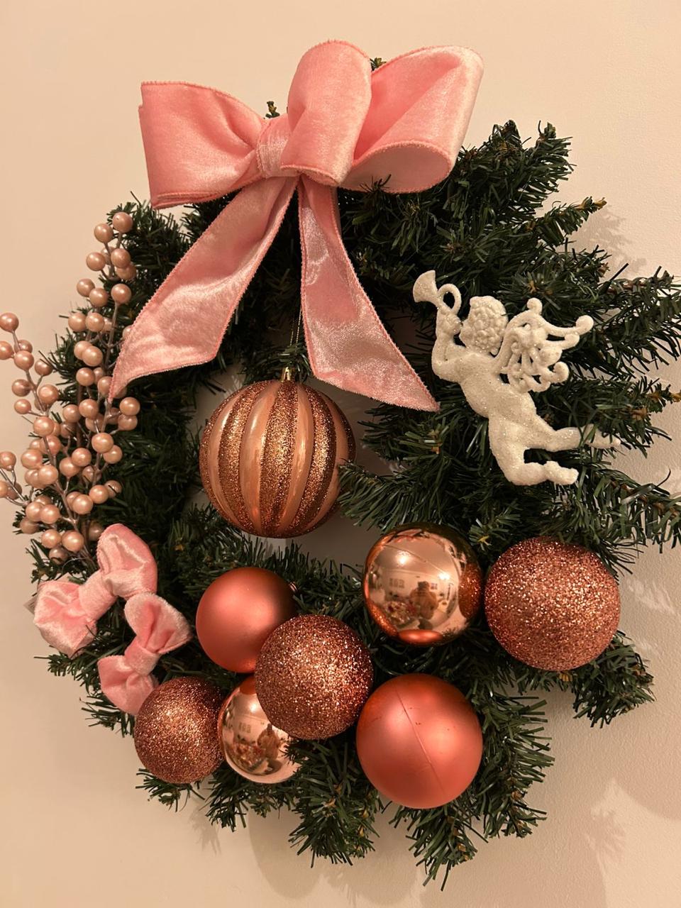 Guirlanda Natalina Decorativa com Cordão de Luz Fio de Fada LED  Verde com Enfeites Rosa e Rose Gold, Laço Rosa, 45 cm