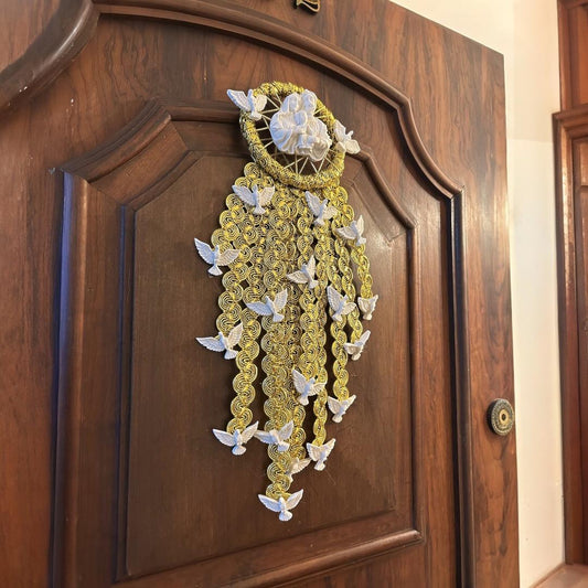 Escapulário Enfeite de Porta Espírito Santo e Sagrada Família Dourado Católico 45x27cm