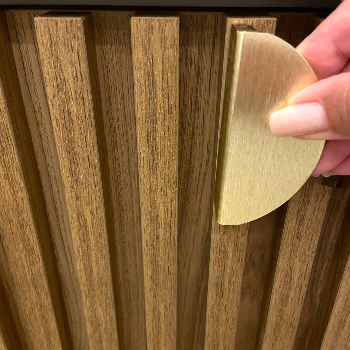 Kit com 02 Puxadores Gaveta Armário Meia Lua Maciço Escovado Dourado