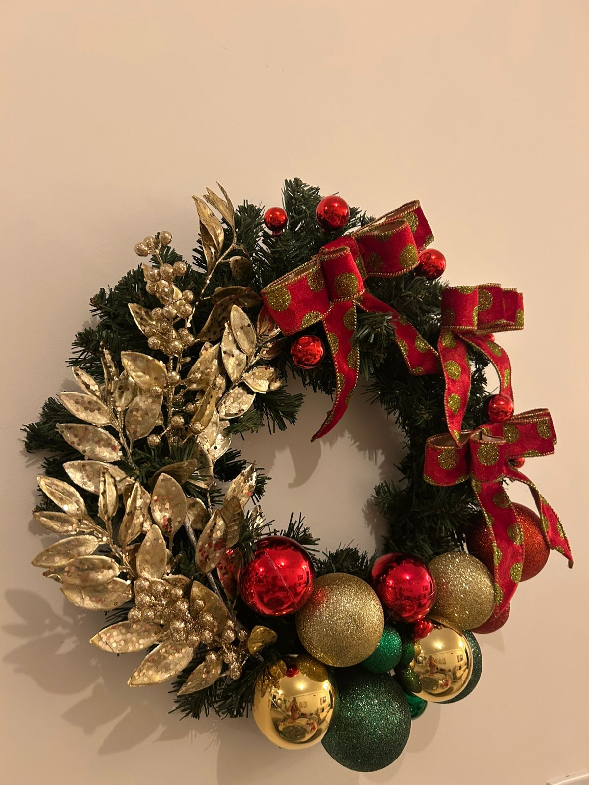 Guirlanda Natalina Decorativa, 45 cm, Verde com Enfeites Dourados e Vermelhos, Laço Vermelho com Bolinhas Douradas