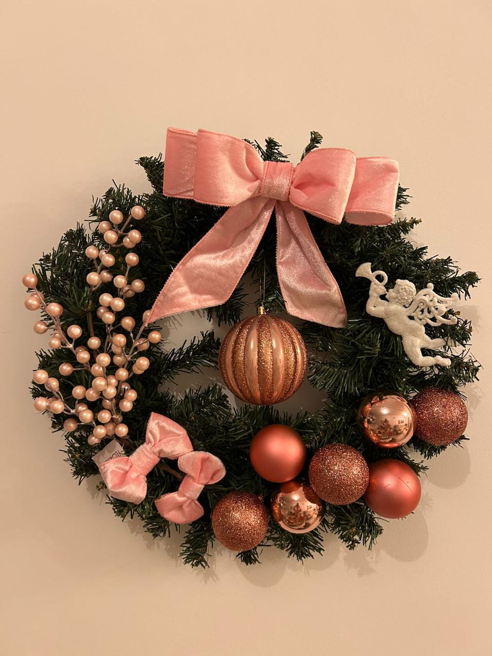 Guirlanda Natalina Decorativa com Cordão de Luz Fio de Fada LED  Verde com Enfeites Rosa e Rose Gold, Laço Rosa, 45 cm