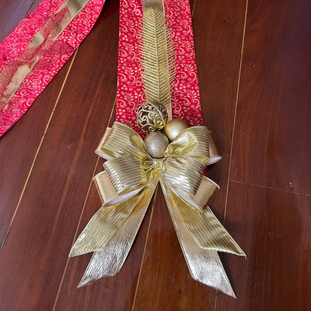 Escapulário Natalino Decorativo para Porta, Dourado e Vermelho com Fitas e Enfeites, Estilo Elegante - RIKABUNI