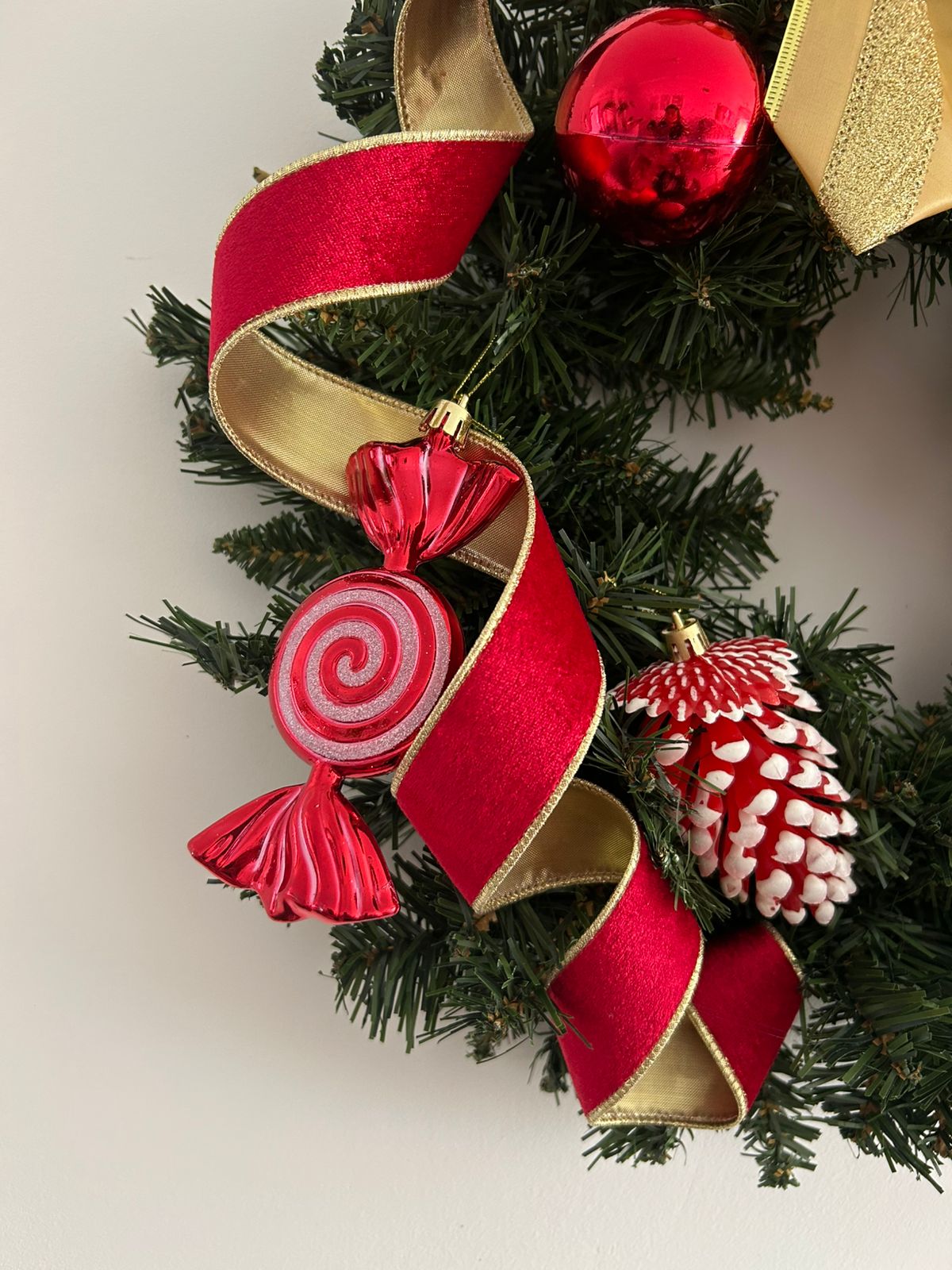 Guirlanda de Natal Luxo Verde com Laços e Bolas Vermelhos e Dourados – 45cm