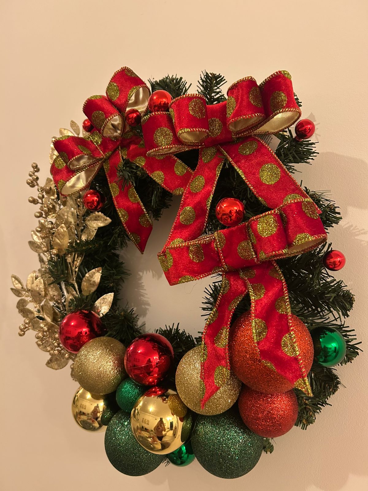 Guirlanda Natalina Decorativa, 45 cm, Verde com Enfeites Dourados e Vermelhos, Laço Vermelho com Bolinhas Douradas