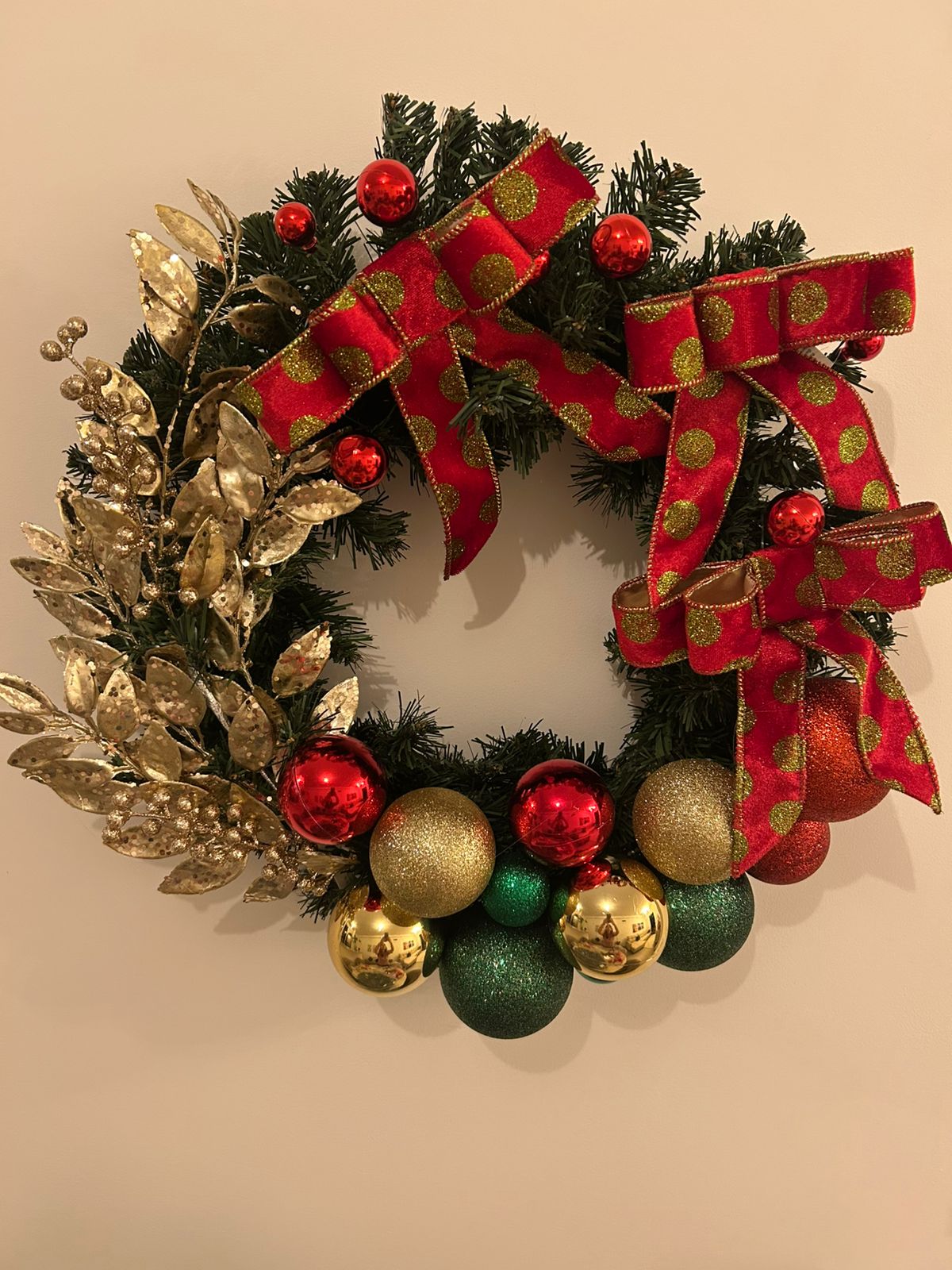 Guirlanda Natalina Decorativa, 45 cm, Verde com Enfeites Dourados e Vermelhos, Laço Vermelho com Bolinhas Douradas