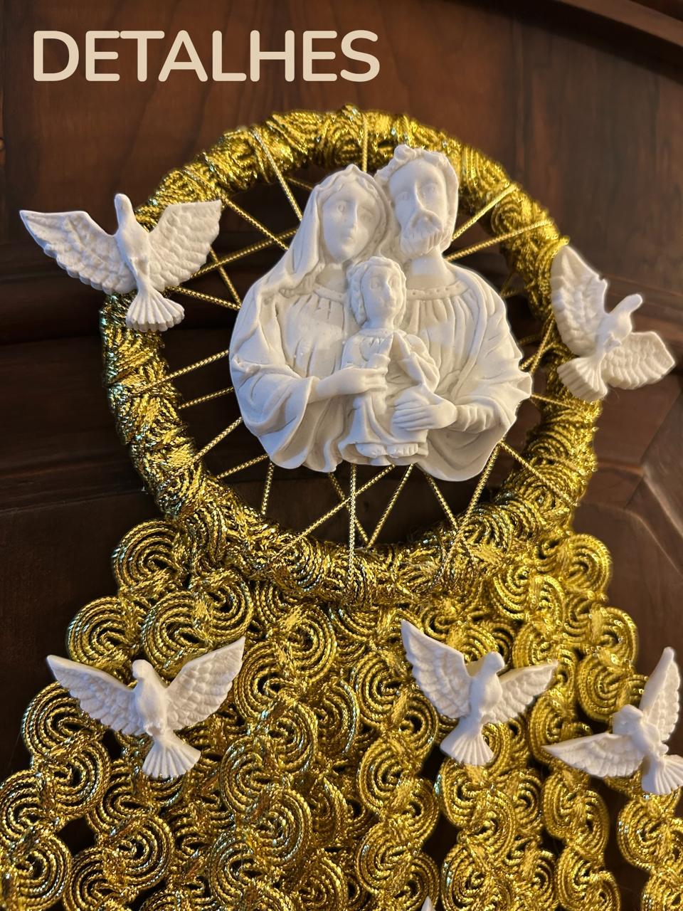 Escapulário Enfeite de Porta Espírito Santo e Sagrada Família Dourado Católico 45x27cm