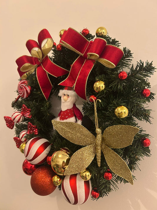 Guirlanda Natalina Decorativa, 45 cm, Verde com Laço Vermelho e Dourado, Bolas e Enfeites Festivos