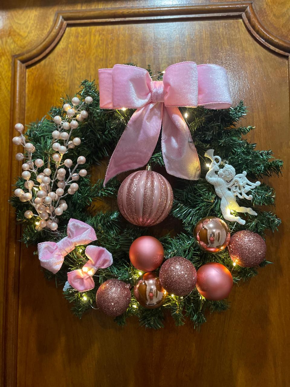 Guirlanda Natalina Decorativa com Cordão de Luz Fio de Fada LED  Verde com Enfeites Rosa e Rose Gold, Laço Rosa, 45 cm