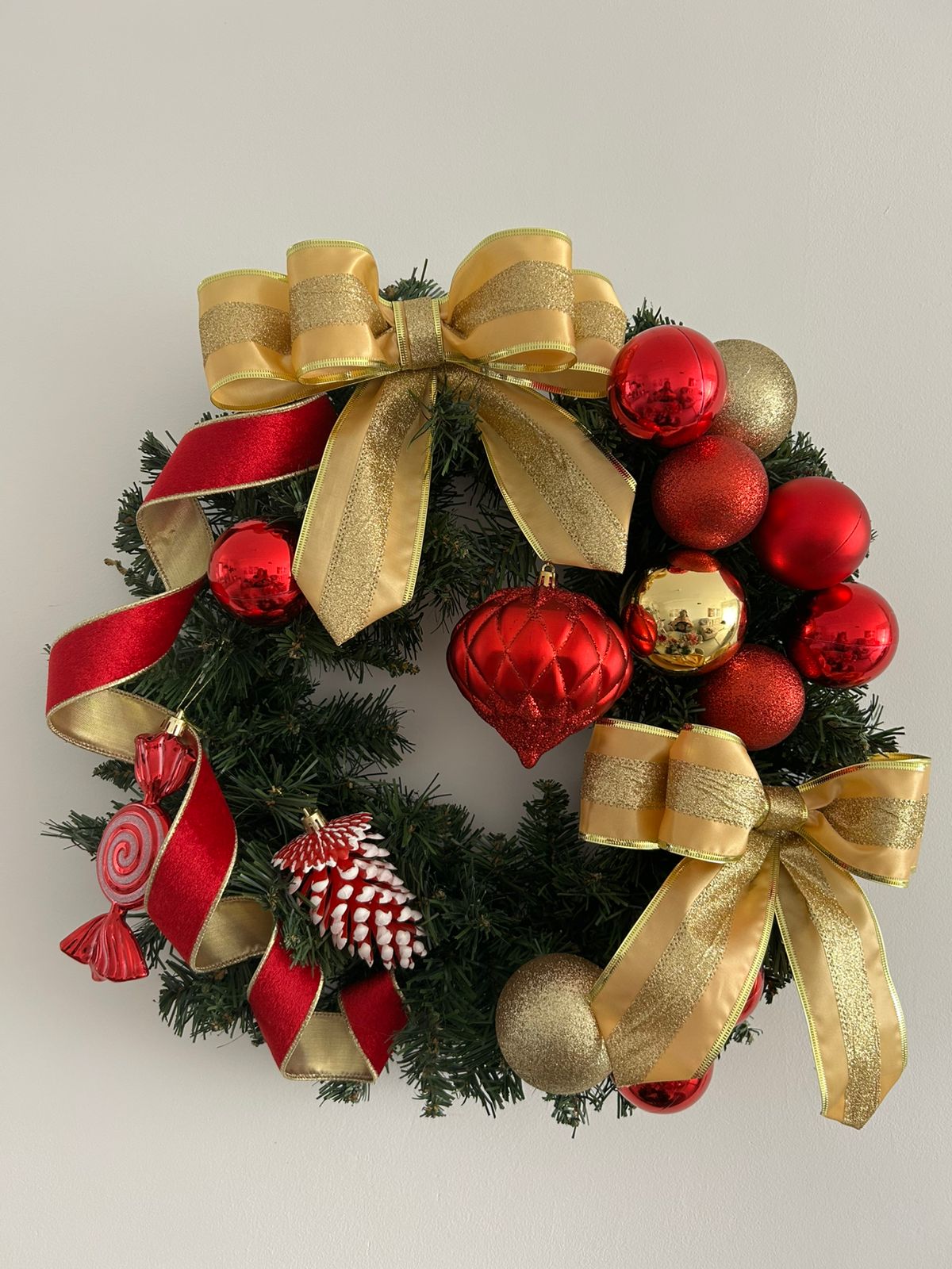 Guirlanda de Natal Luxo Verde com Laços e Bolas Vermelhos e Dourados – 45cm