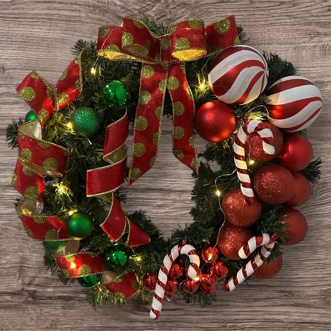 Guirlanda Natal Luxo com Luzes LED, Decorada com Bolas Vermelhas e Verdes, Laços e Bastões de Doce - 45 cm - RIKABUNI